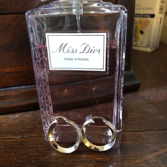 14k white Italy 🇮🇹 Gold hoops. With 5 lines going around hoop. - Picture 2 of 7